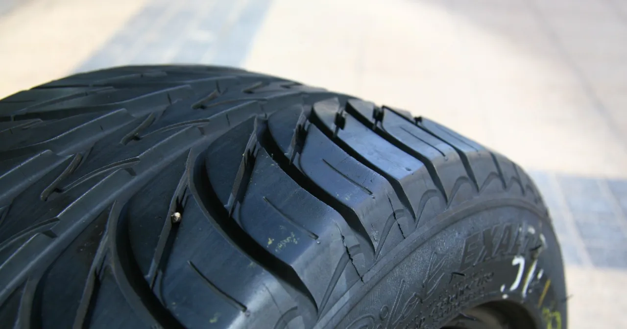 wyząbkowana opona ząbki bieżnika