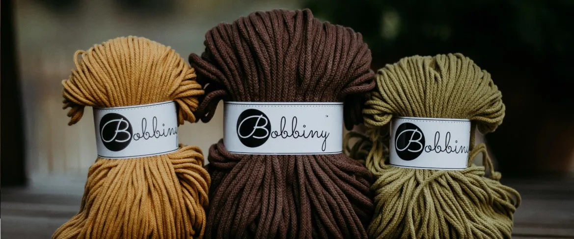 Różne rodzaje sznurków do makramy, narzędzia do makramy