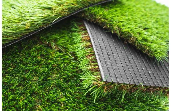 trawnik naturalny na tarasie vs sztuczna trawa porównanie