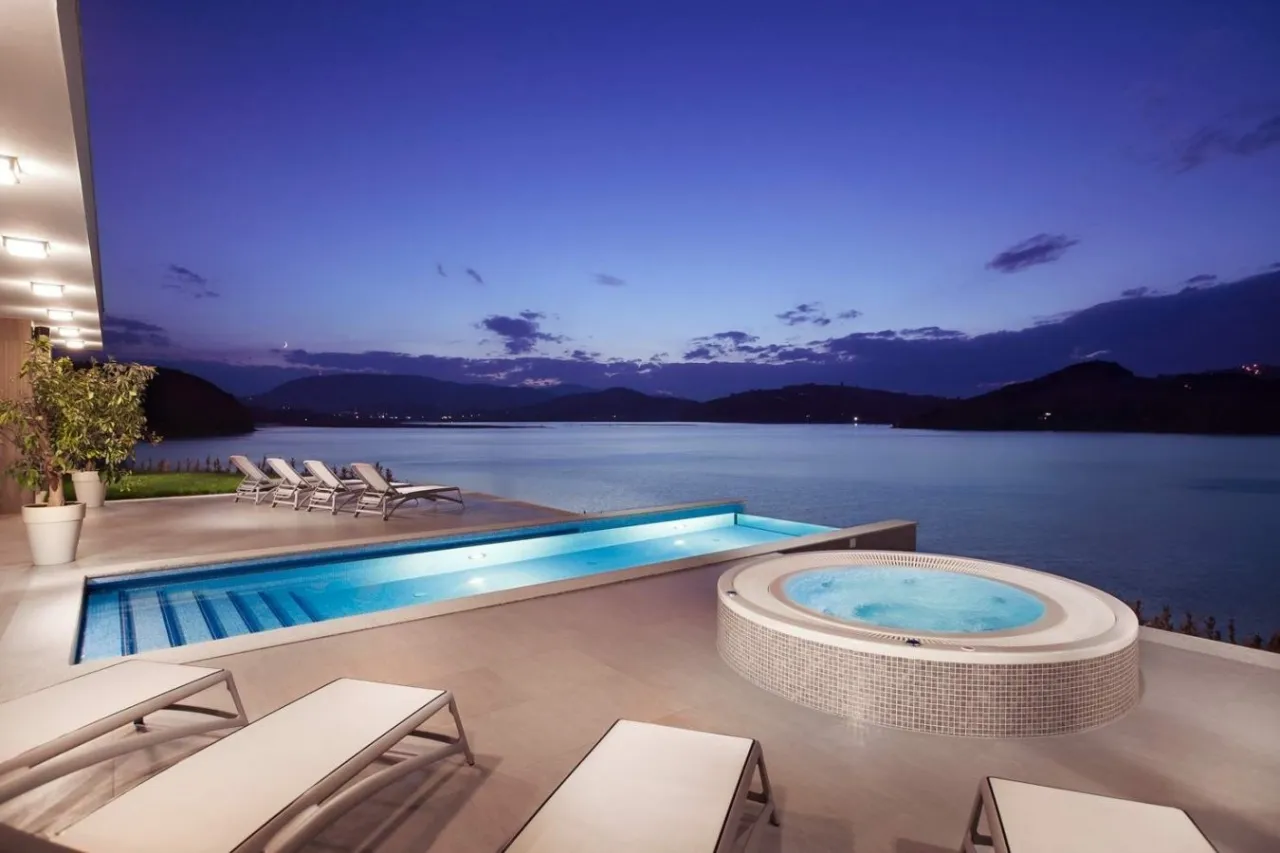 luksusowy hotel dla dorosłych basen infinity widok