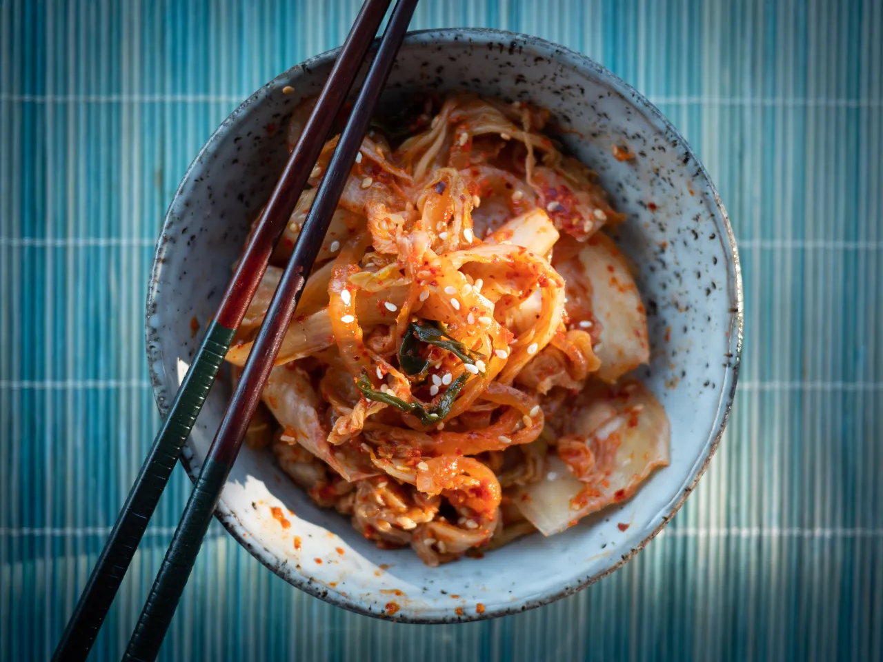 różne rodzaje kimchi kapusta pekińska daikon