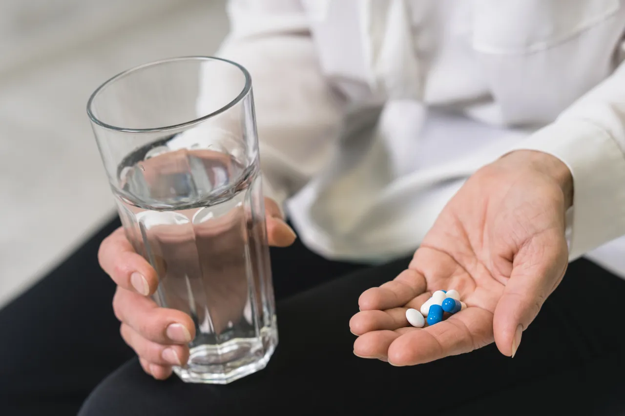 szklanka wody i tabletki