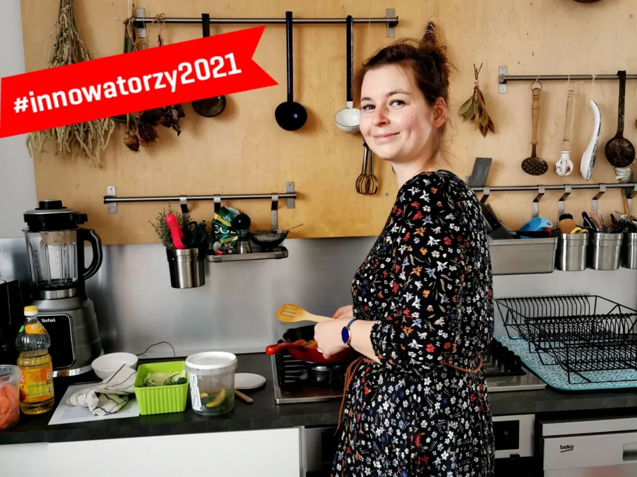 Kobieta w kuchni przygotowuje posiłek, pokazując, co to jest kuchnia wegańska. #innowatorzy2021