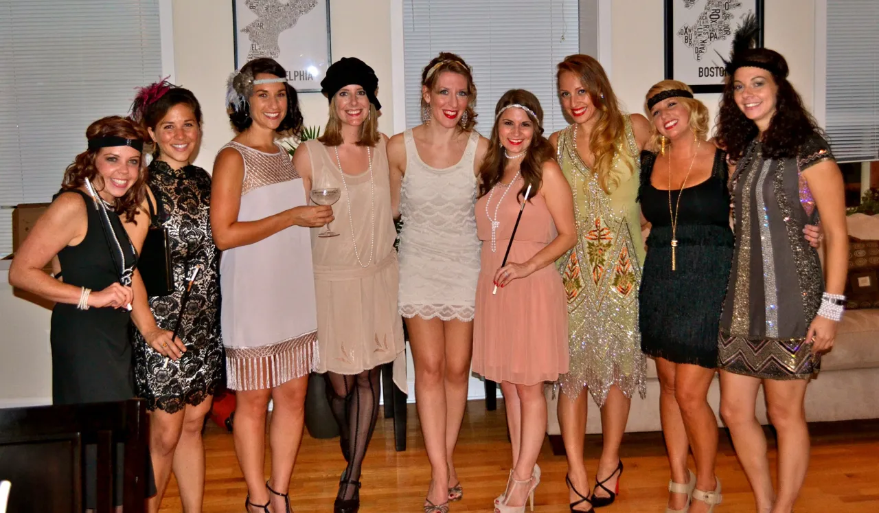 impreza w stylu lat 20 stroje