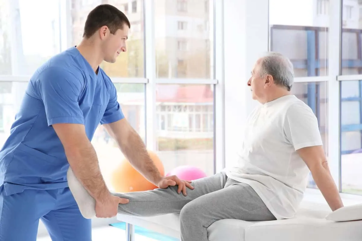 jaki lekarz na b&oacute;l kolana ortopeda reumatolog fizjoterapeuta