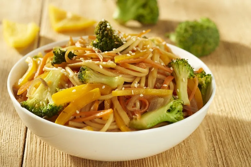 Makaron wegetariański, dania wege z makaronem, makaron z warzywami