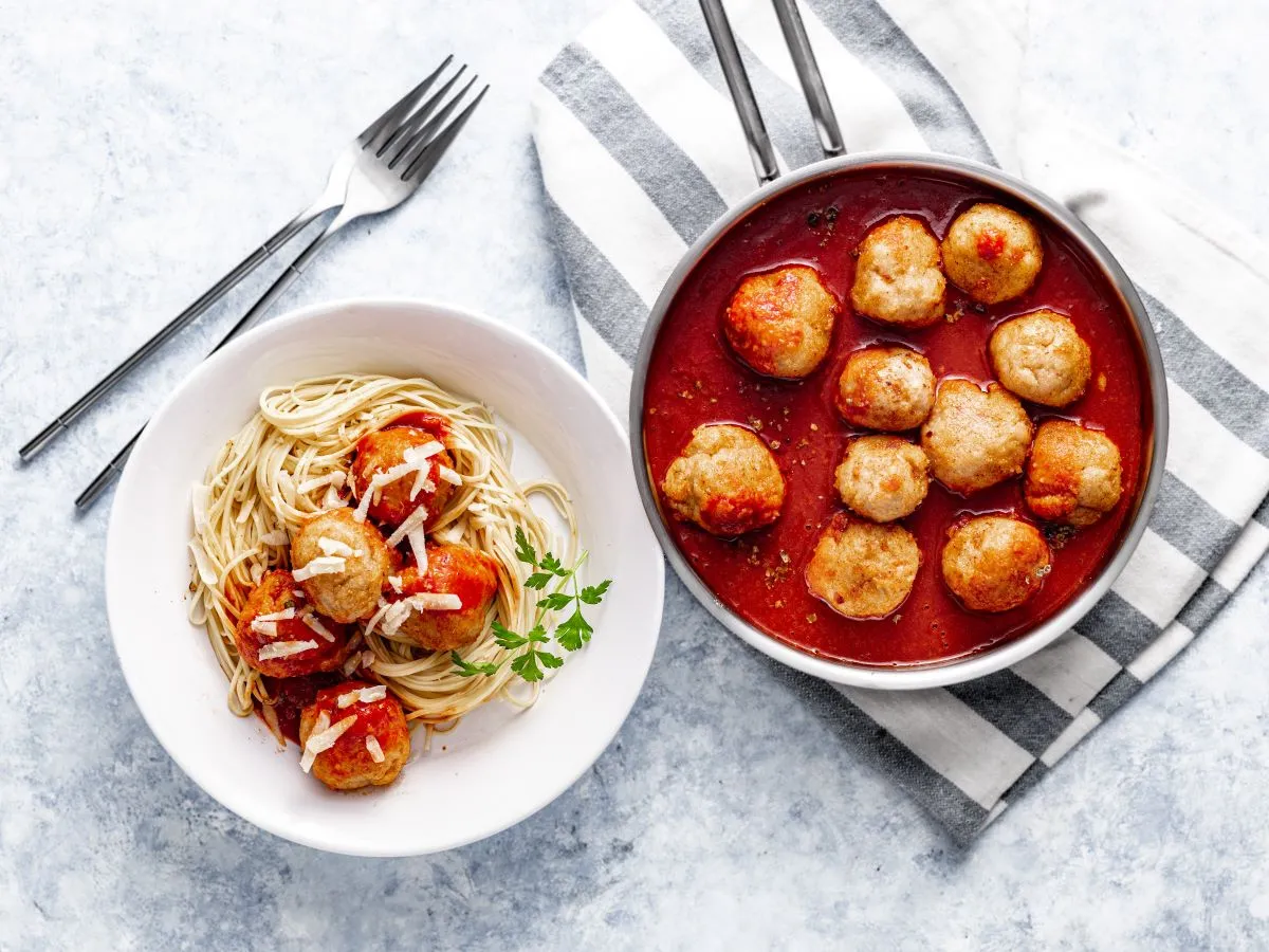 Pulpety w sosie pomidorowym z dodatkami