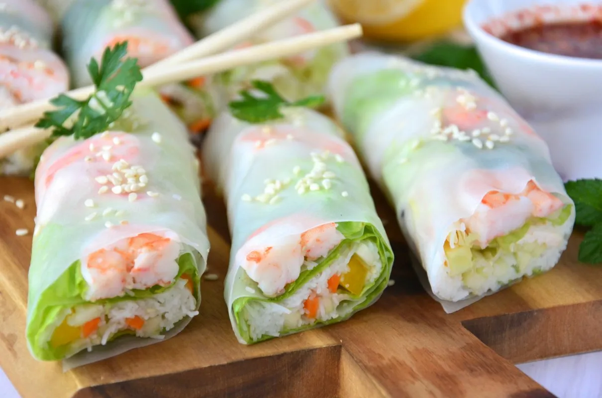 Świeże sajgonki z krewetkami i warzywami, posypane sezamem. Idealne na lekkie danie, świetne papier ryżowy przepisy.