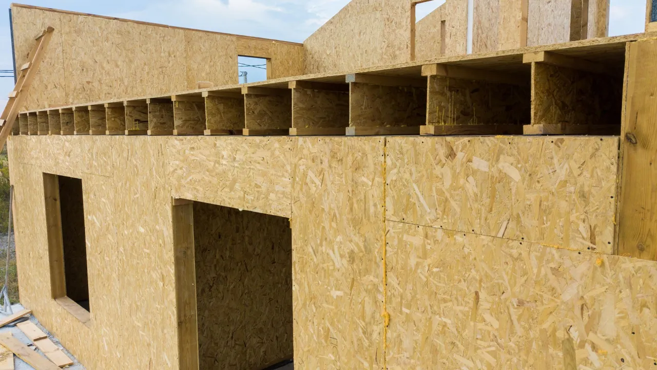 Transport płyt OSB na budowie