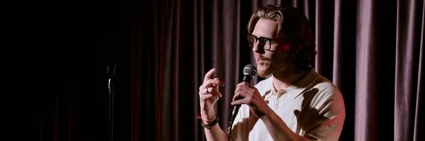 komik stand-up na scenie z mikrofonem w klubie komediowym