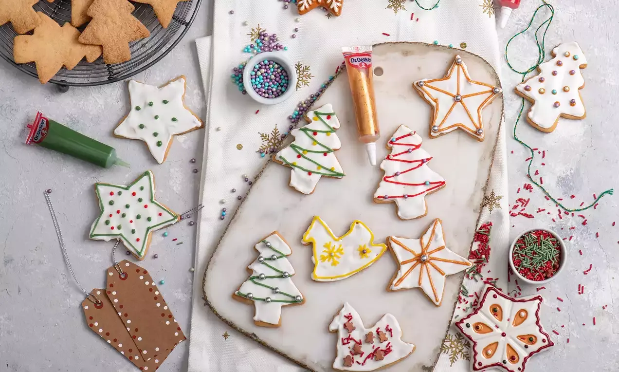 dekorowane kruche ciastka lukrem i posypkami