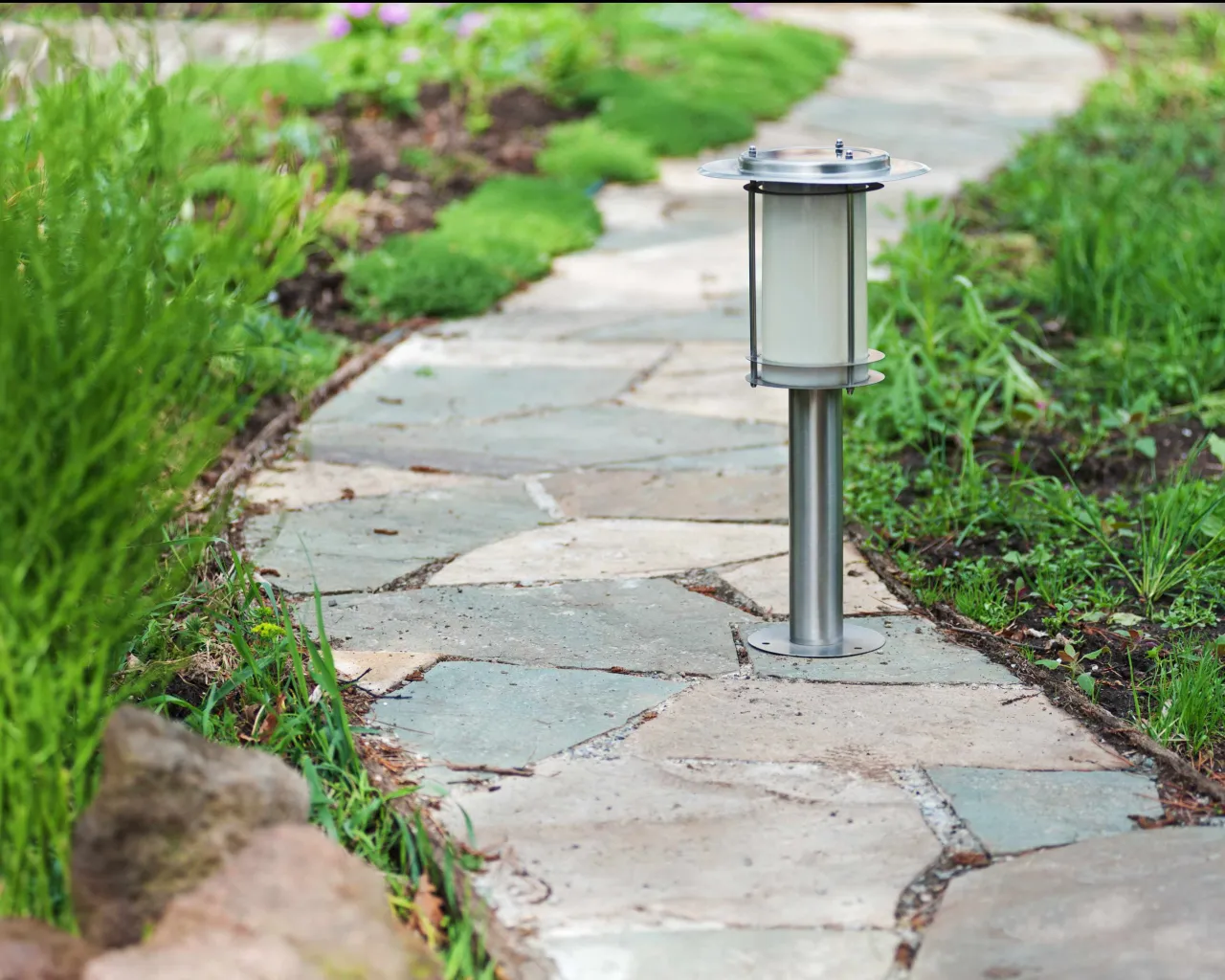 Nawierzchnia z kamienia naturalnego w ogrodzie