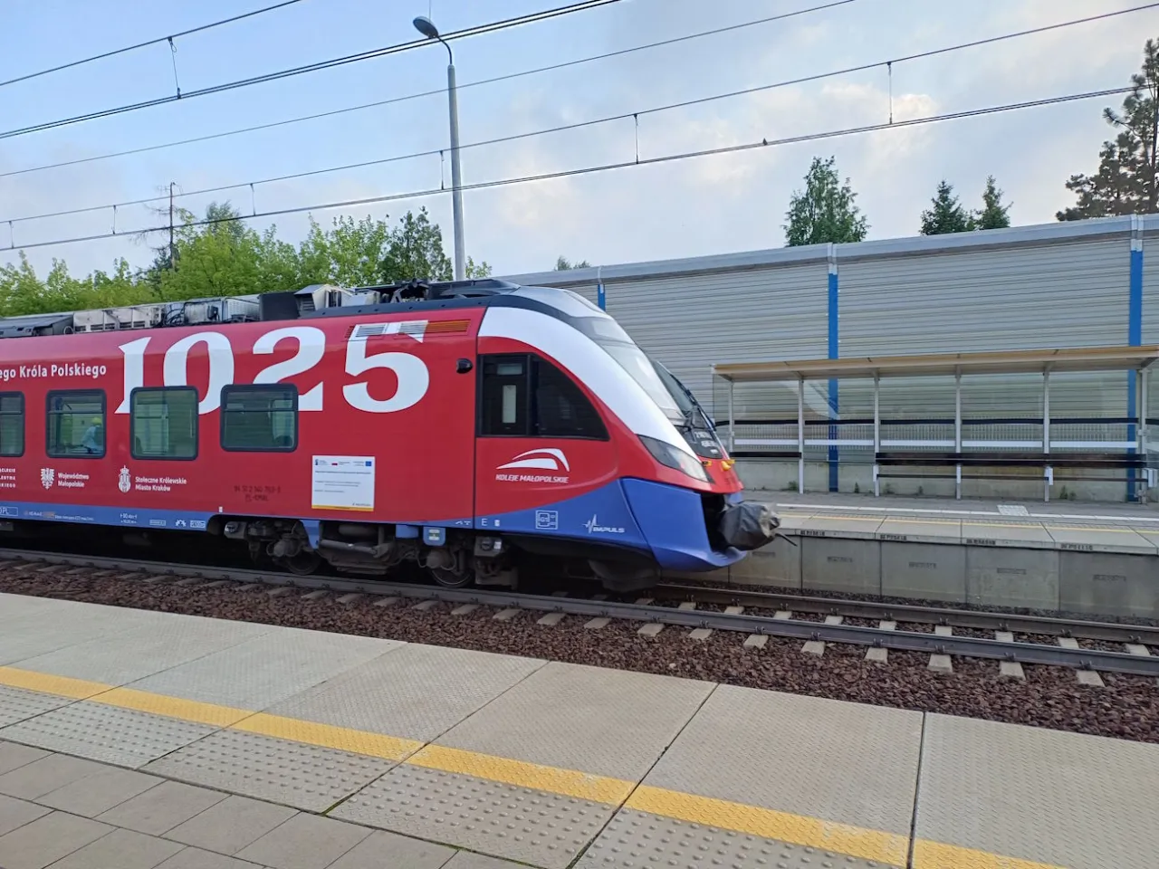 Pociąg na trasie kolejowej Krzeszowice Krak&oacute;w