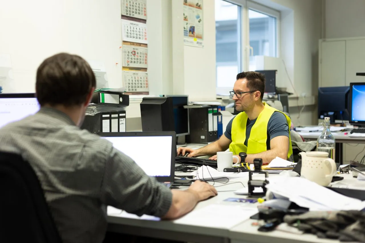 spedytor przy pracy biuro logistyka