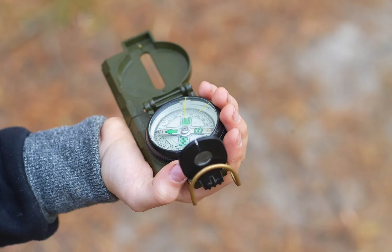 Kompas i mapa w terenie survival