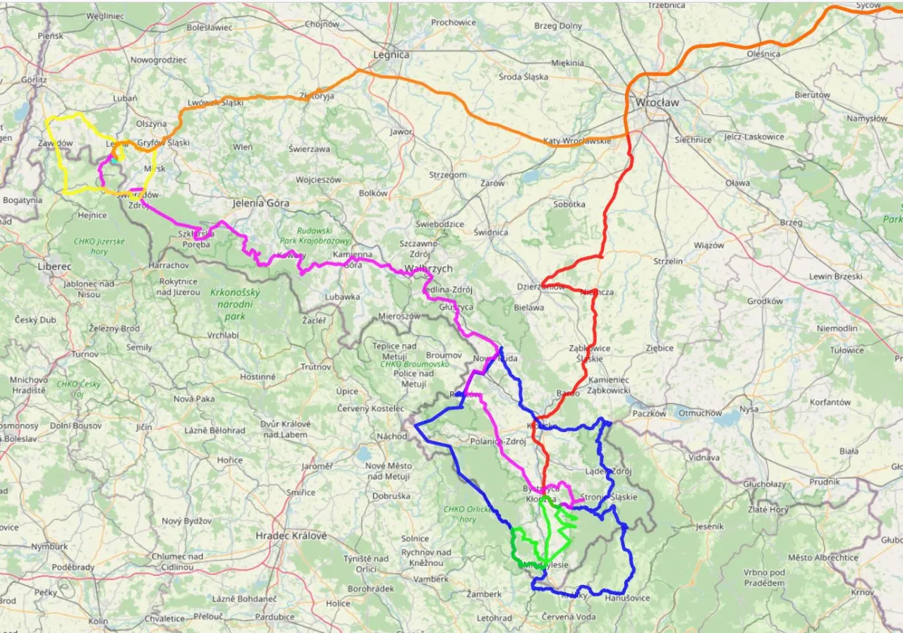 Motocyklista sprawdzający opony przed wyjazdem