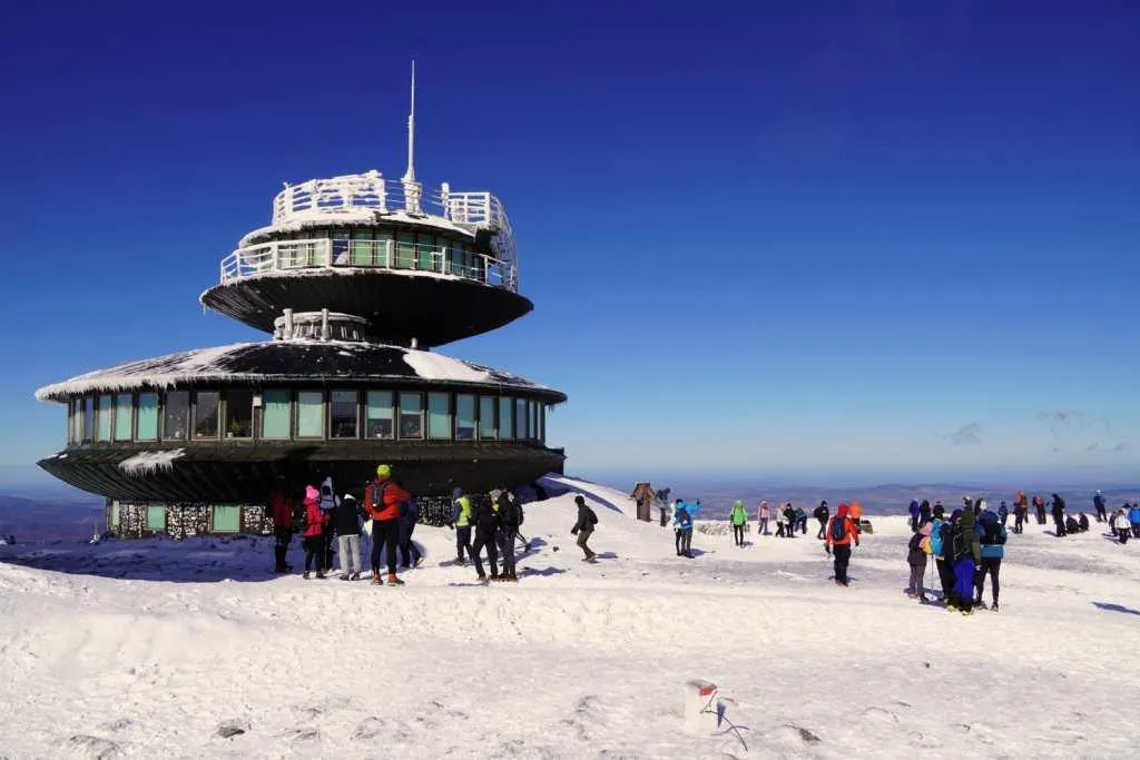 Śnieżka zimą sprzęt turystyczny