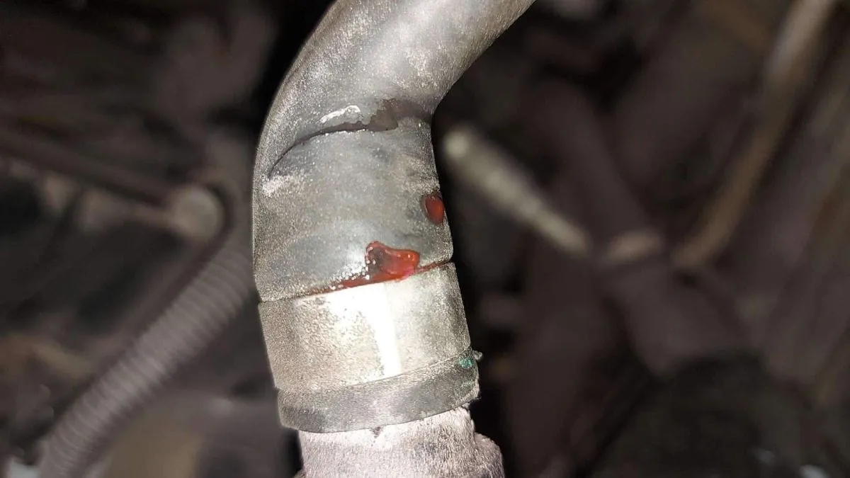 uszkodzona chłodnica samochodowa korozja kamienie