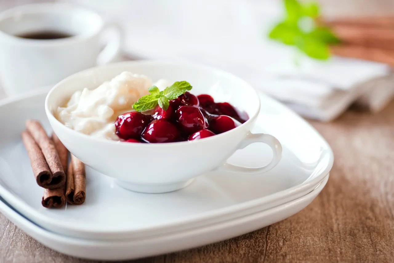 Ryż na mleku w miseczce z owocami