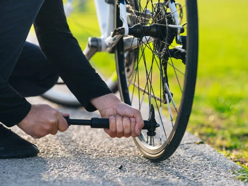 Zdjęcie Jak napompować rower prawidłowo: poradnik dla początkujących rowerzystów