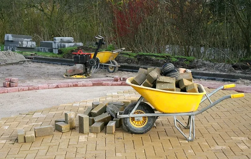 taczka budowlana w ogrodzie