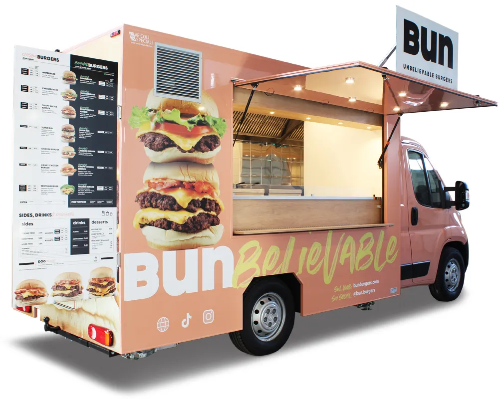 burger z food trucka podawany klientowi