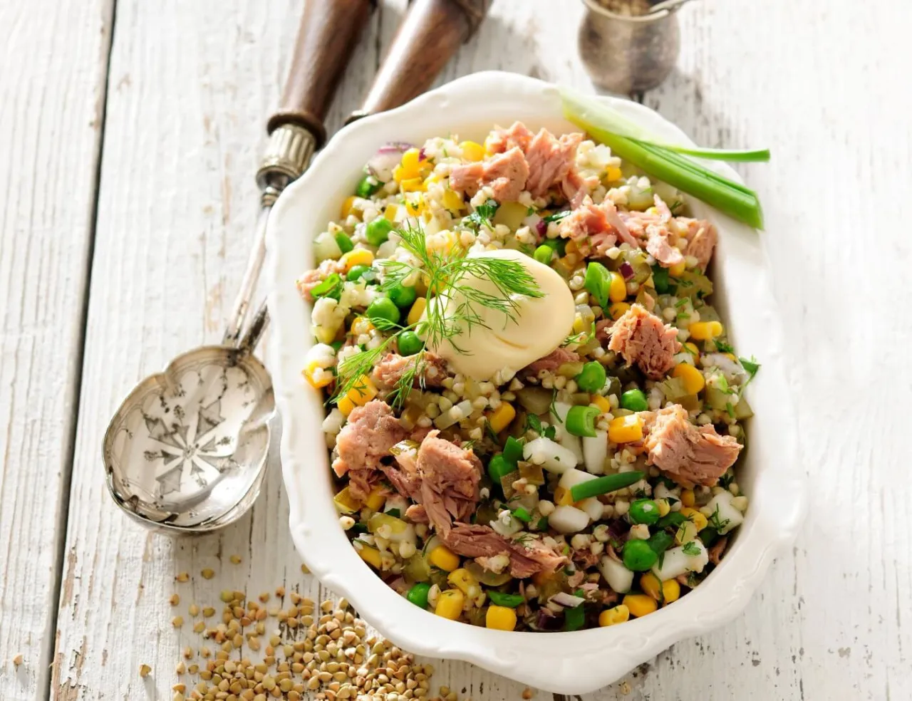 sałatka z kaszą gryczaną niepaloną i warzywami