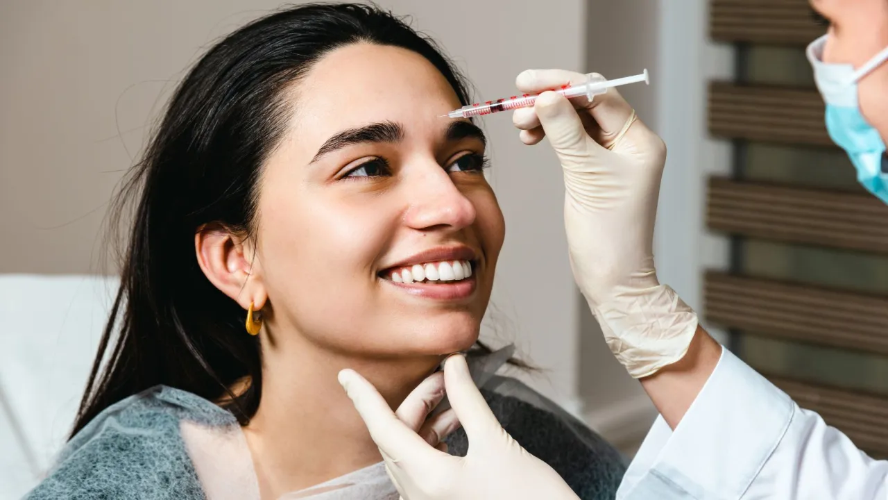 lekarz wykonujący zabieg botoksu