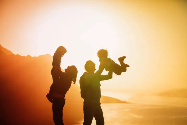 rodzina z dziećmi w g&oacute;rach, uśmiechnięta
