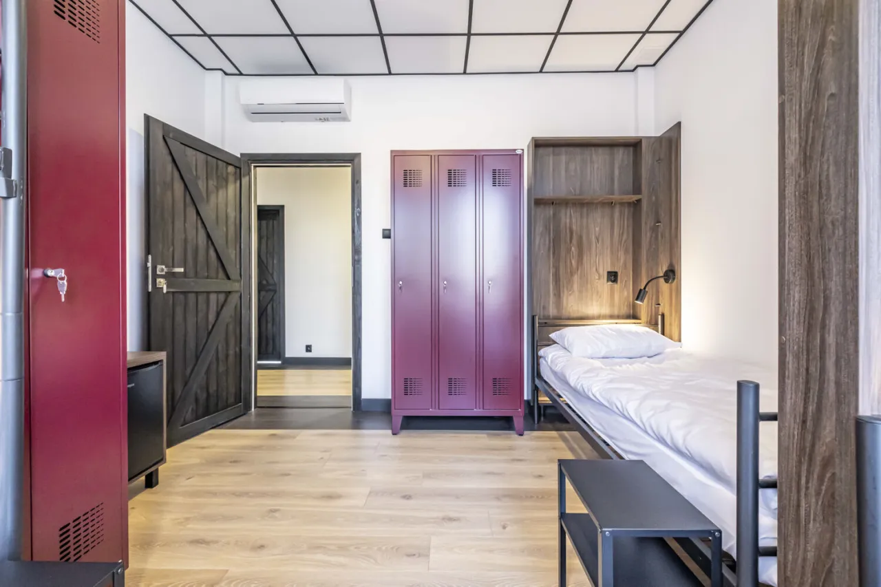 r&oacute;żne typy nocleg&oacute;w warszawa hostel hotel apartament