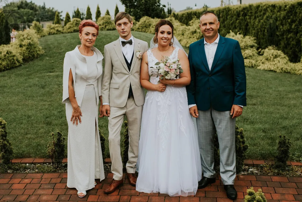 Eleganckie stylizacje dla mamy pana młodego, savoir-vivre weselny