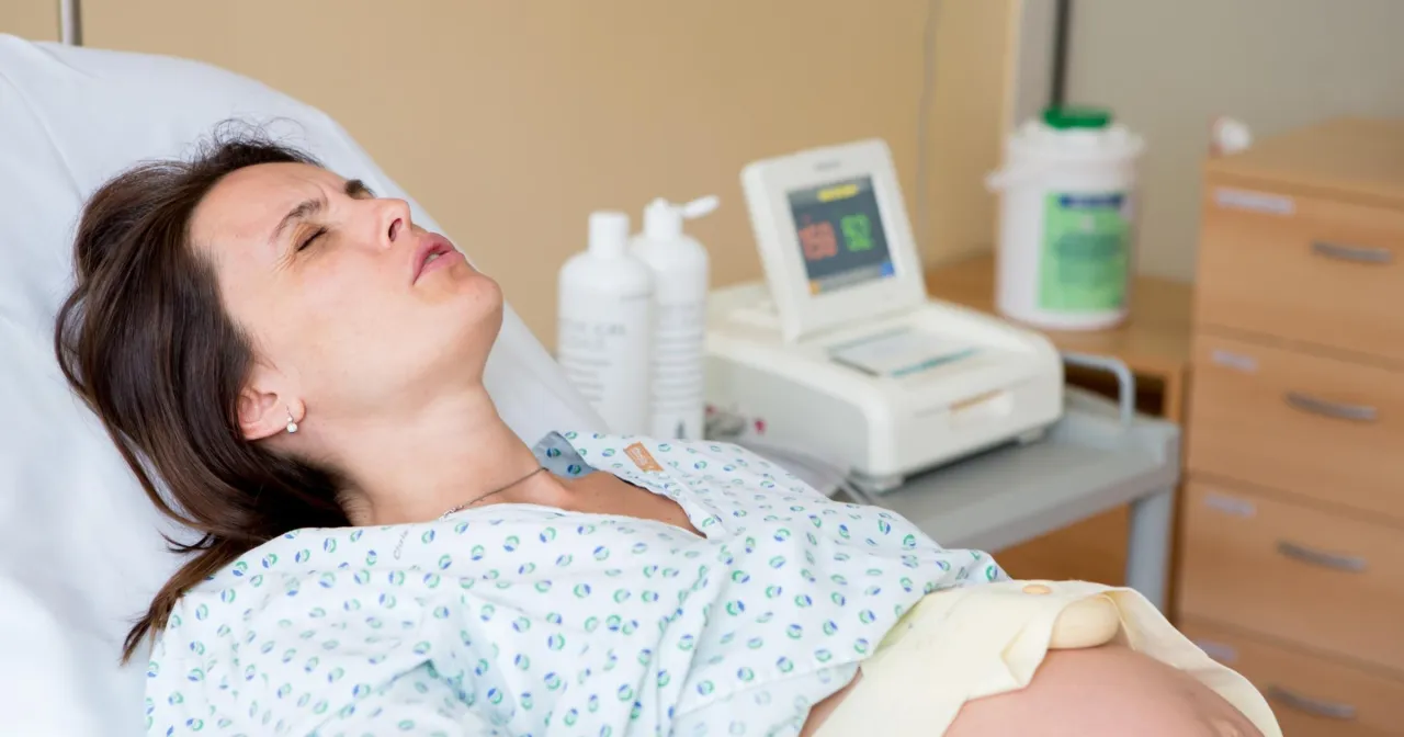 Paciorkowiec GBS pod mikroskopem lub schemat przenoszenia GBS na noworodka