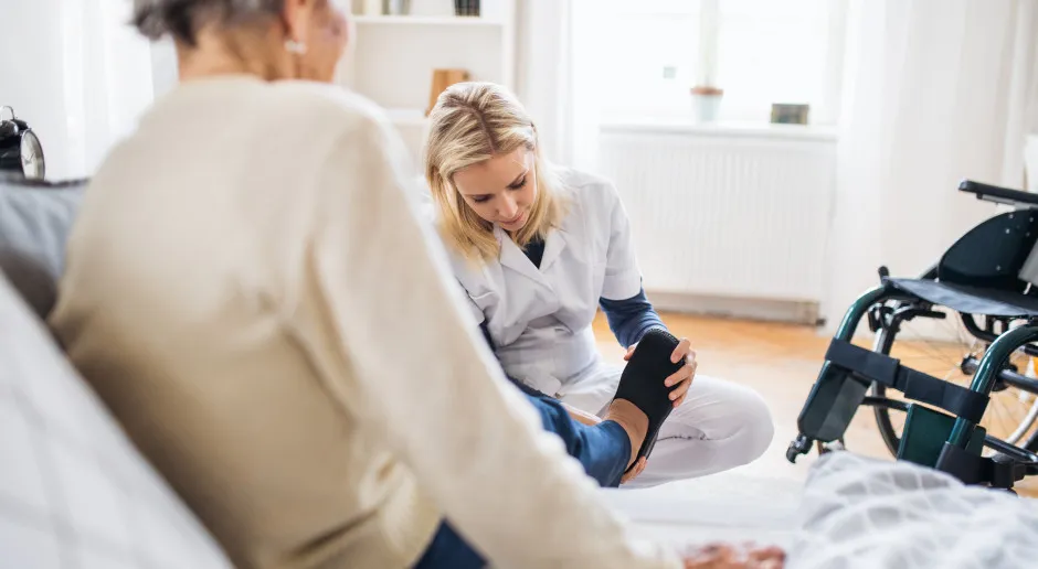 pracownik dps zadowolony z podwyżki