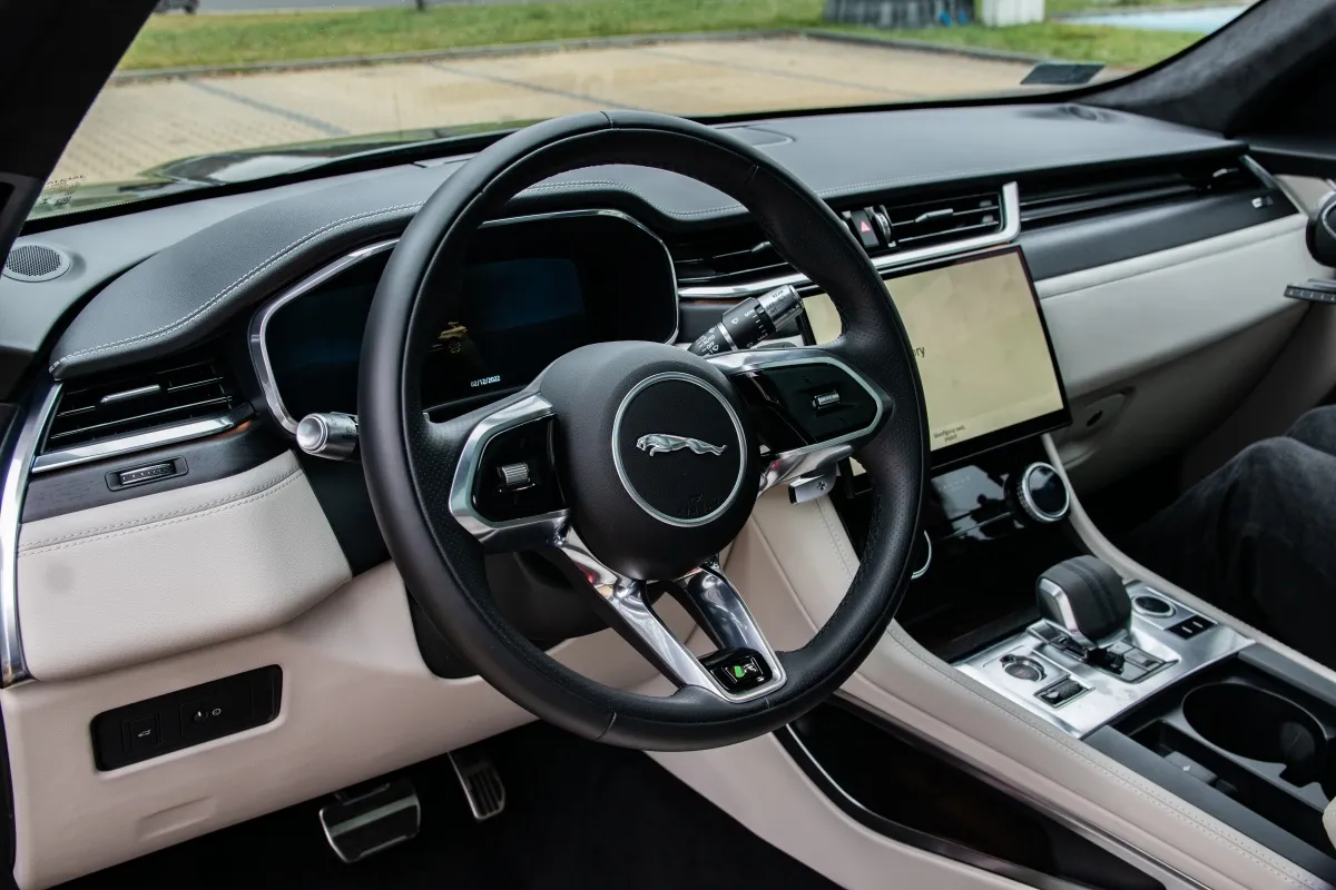 Wnętrze Jaguar F-Pace po liftingu