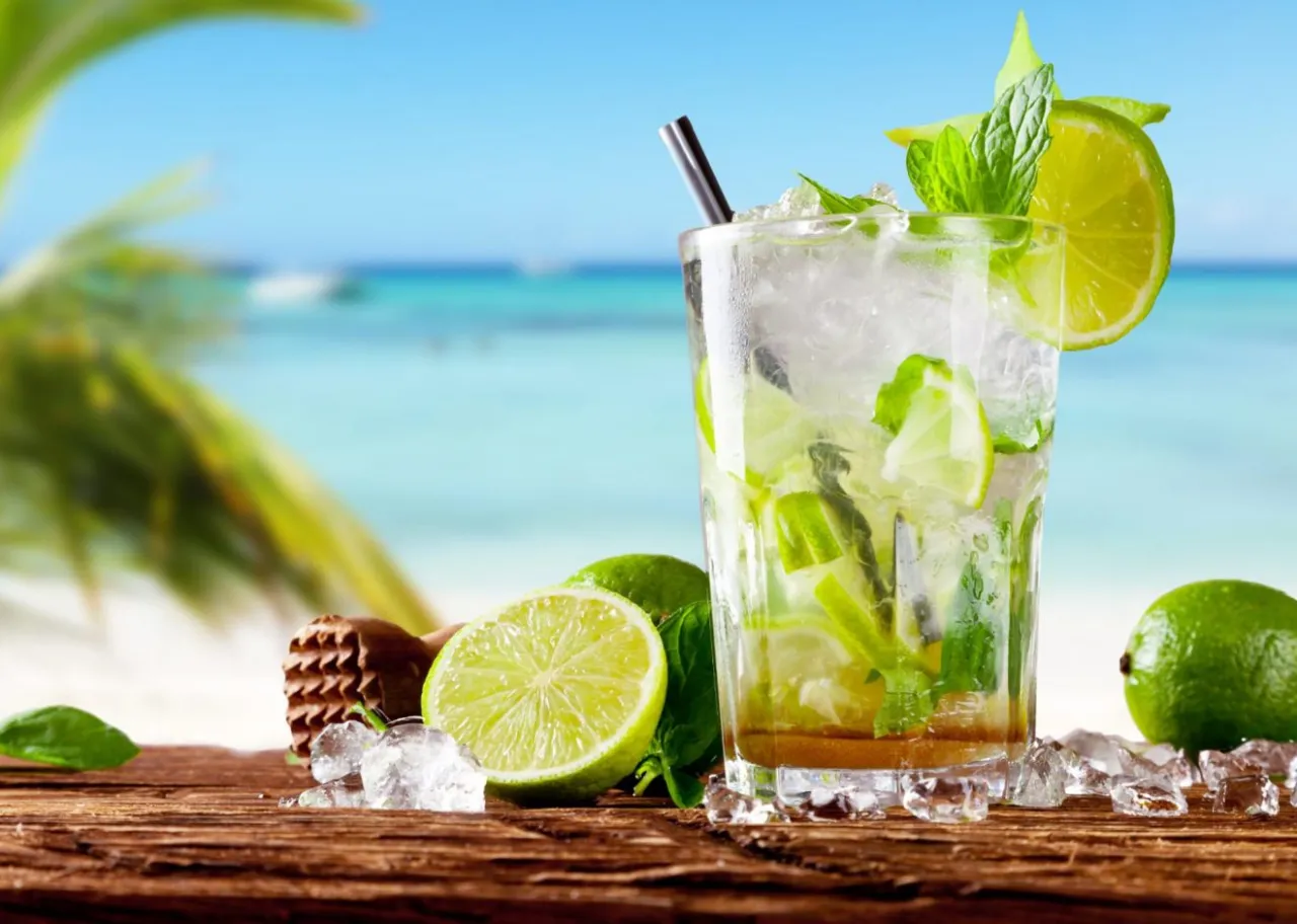Idealne mojito domowym sposobem, by nie było gorzkie: świeża mięta, limonka, lód i rum na plaży.