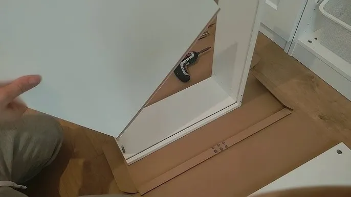 montaż szafy pax ikea