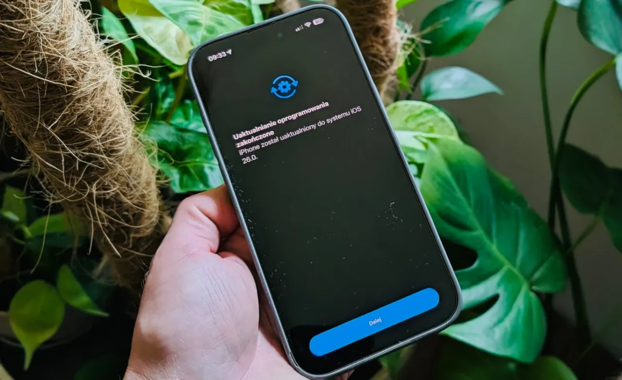 iPhone z ekranem aktualizacji systemu iOS