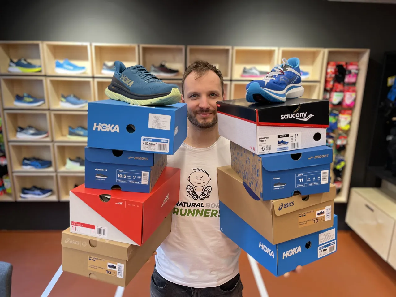 r&oacute;żne rodzaje but&oacute;w do biegania na asfalt i teren