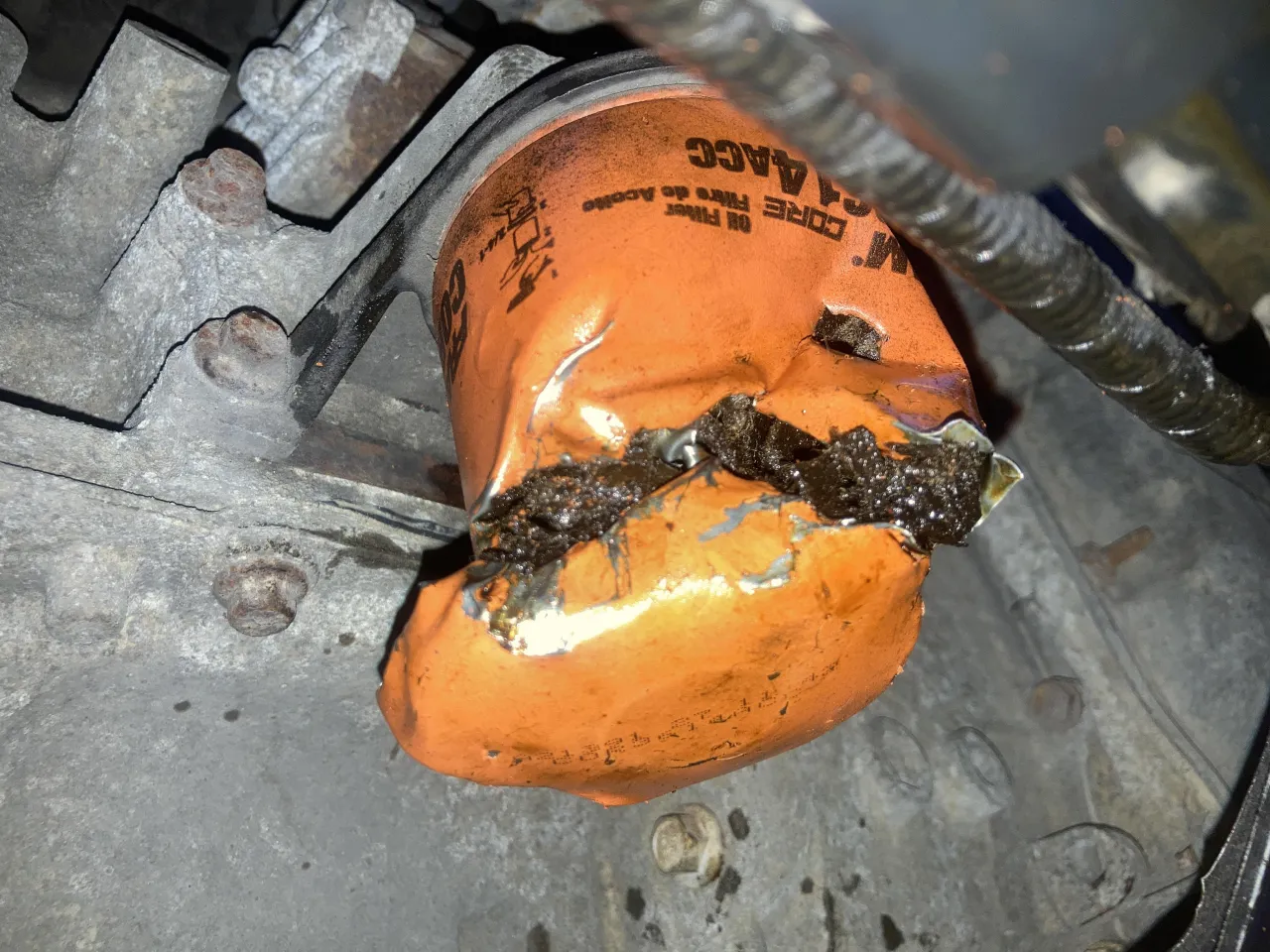 filtre &agrave; huile perc&eacute; par un tournevis