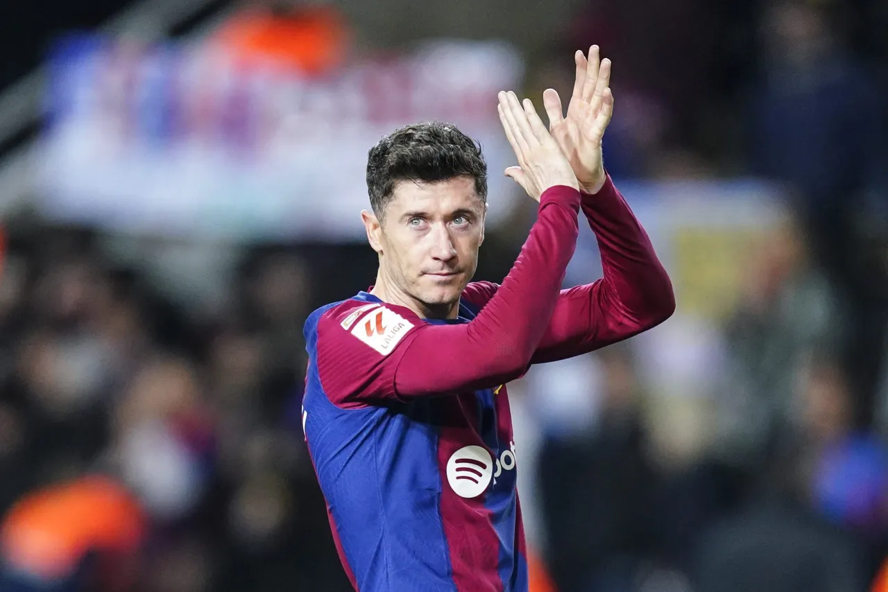 Robert Lewandowski w koszulce Barcelony klaszcze, a kibice zastanawiają się, ile zarabia Lewandowski za jeden mecz.