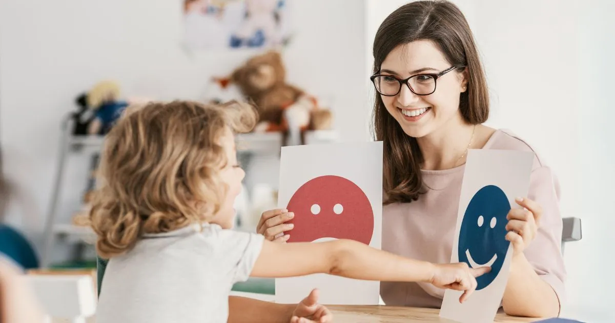 terapeuta pracujący indywidualnie z dzieckiem w gabinecie terapeutycznym