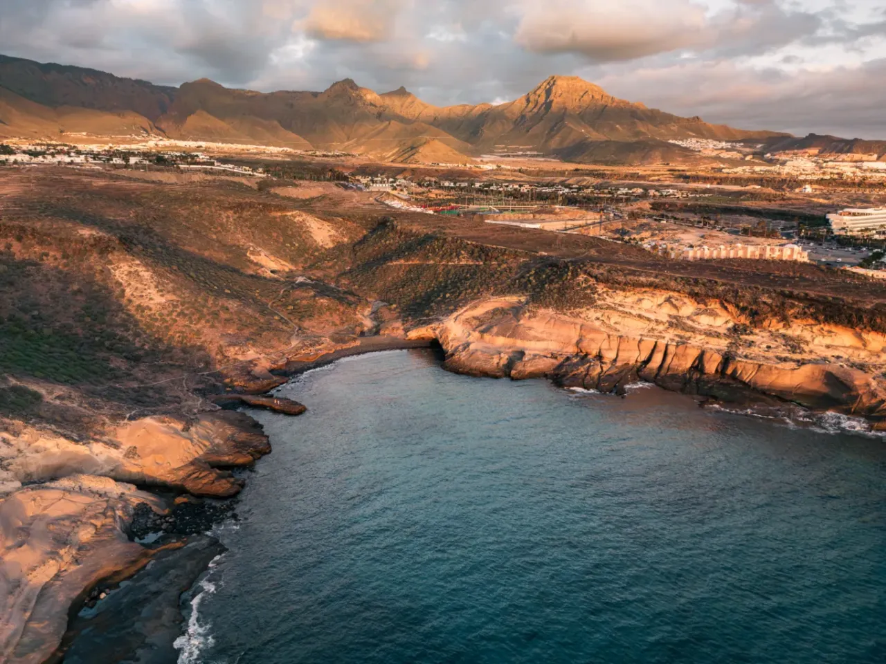 dowód osobisty i paszport na tle krajobrazu Wysp Kanaryjskich