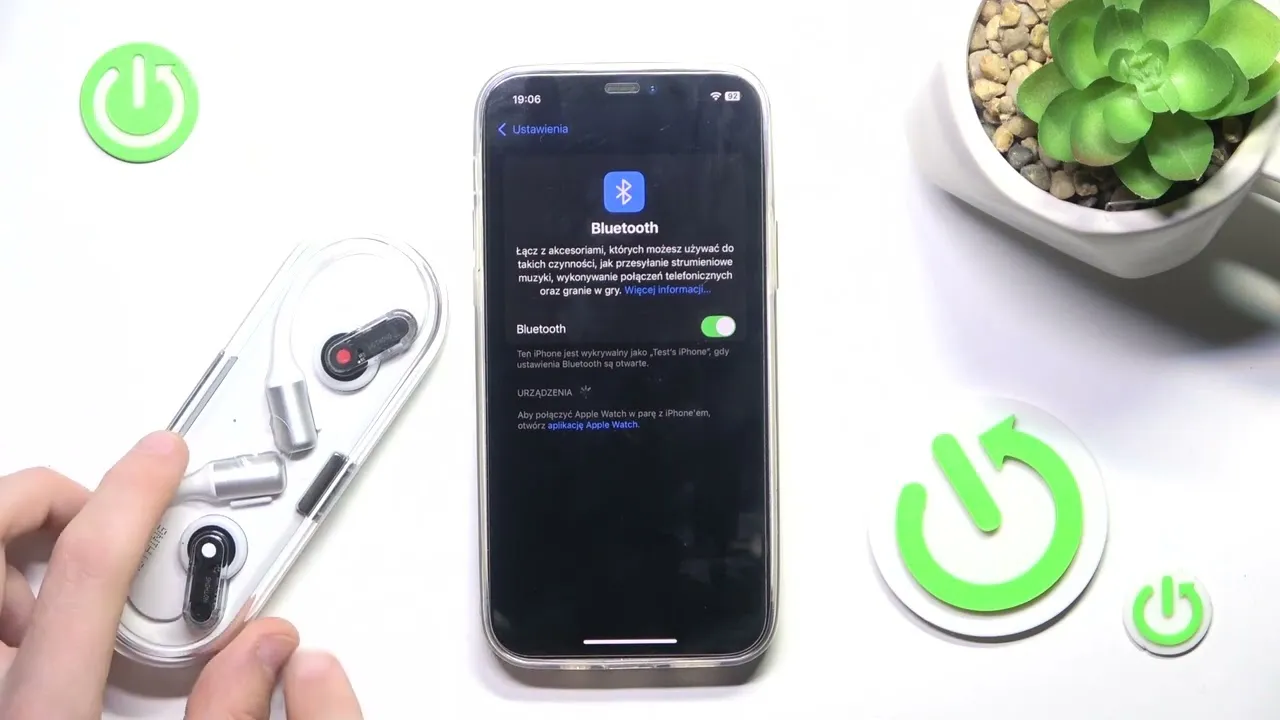 osoba naprawiająca problem z bluetooth słuchawki telefon