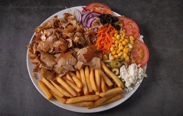 kebab na talerzu r&oacute;żne warianty