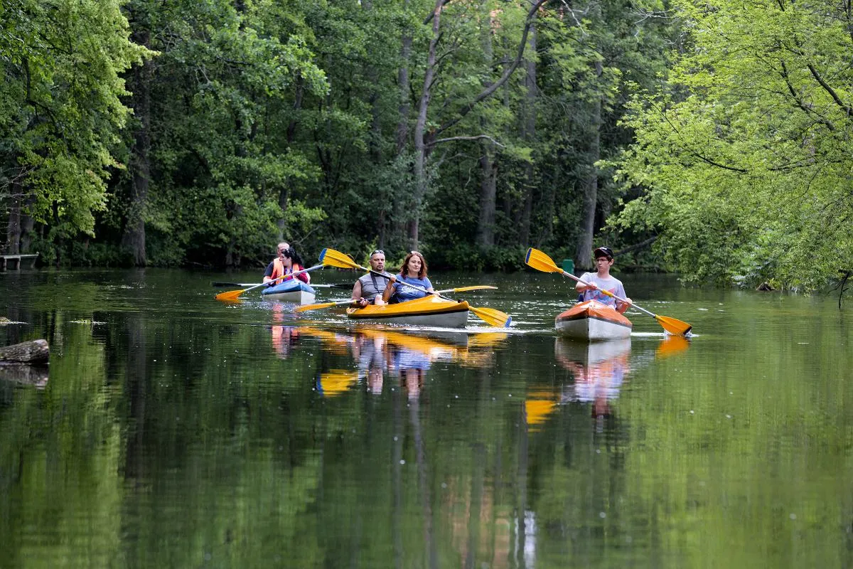 osoby na spływie kajakowym Krutynia z odpowiednim ekwipunkiem