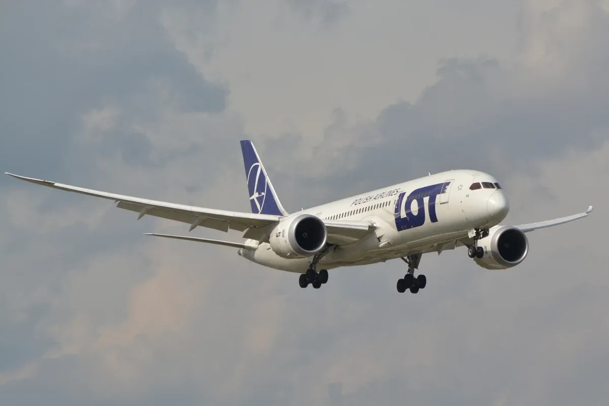 Samolot LOT-u zbliża się do lądowania. Zastanawiasz się, ile trwa lot z Polski do Nowego Jorku?