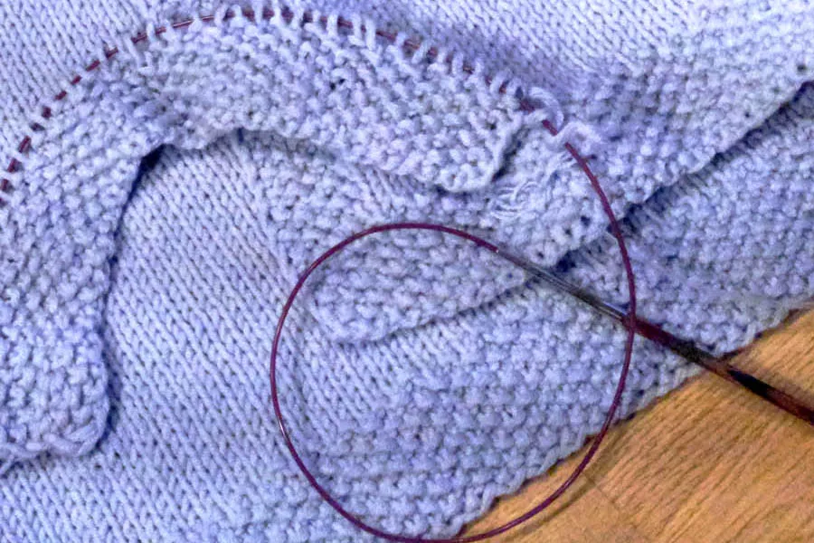 Zdjęcie Jak przedłużyć sweter na drutach - proste metody bez cięcia materiału