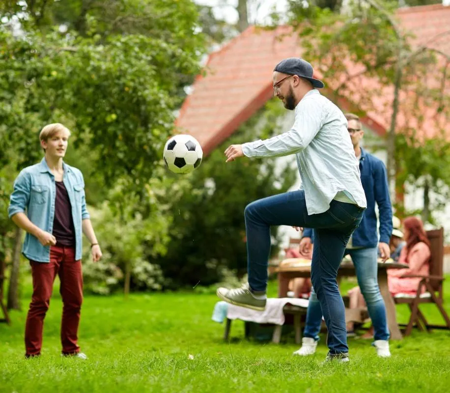 Ludzie uprawiający piłkę nożną w parku