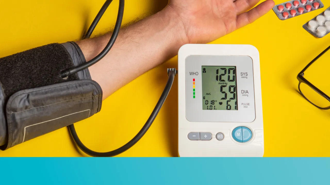 Osoba mierząca ciśnienie krwi i zdrowa dieta