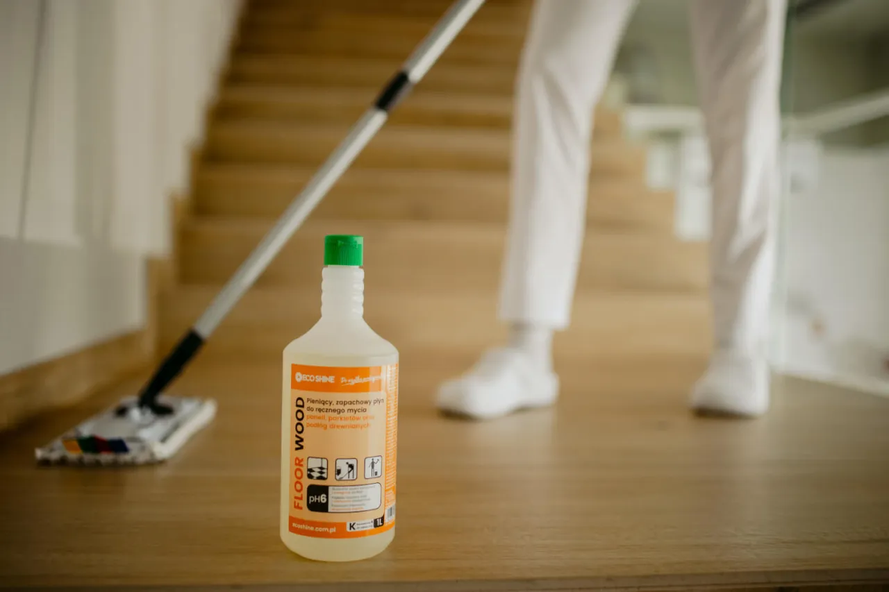 przygotowanie do mycia podłogi płytki